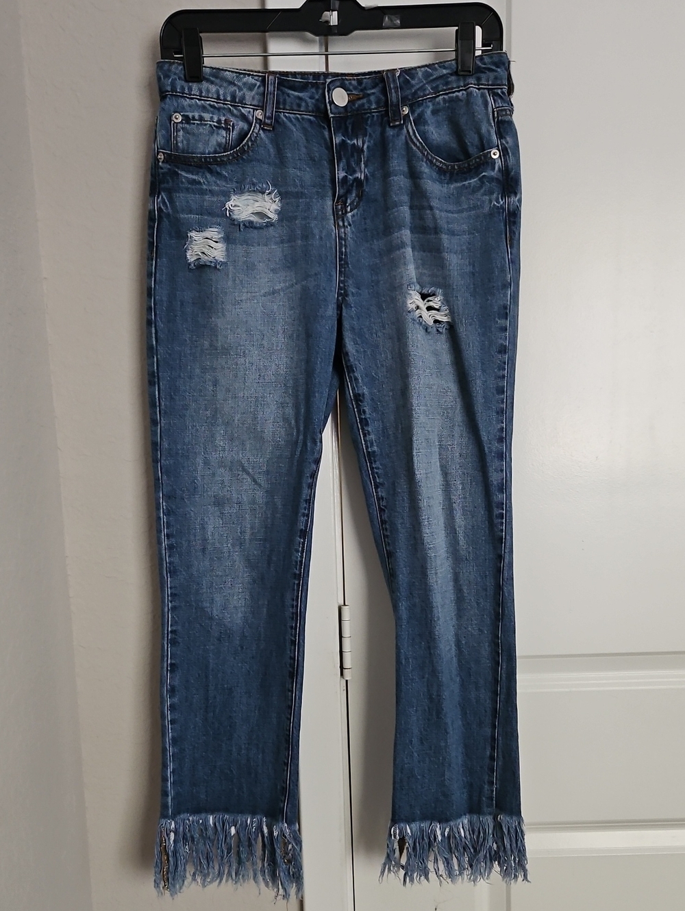 Frayed Hem Distressed Blue Women’s Jeans 25 Waist. Cropped